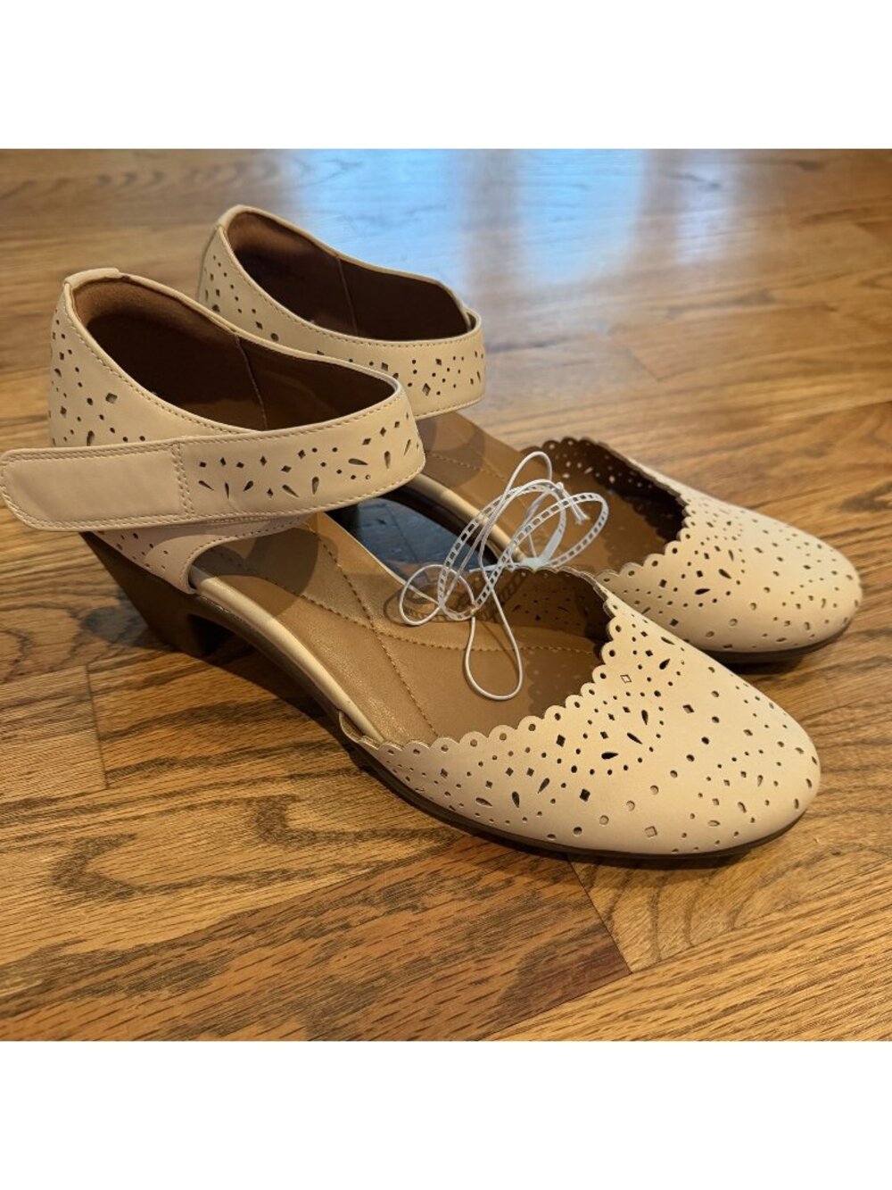 Easy Spirit womens Closed Toe Heels Shoes New Size 10 Cream